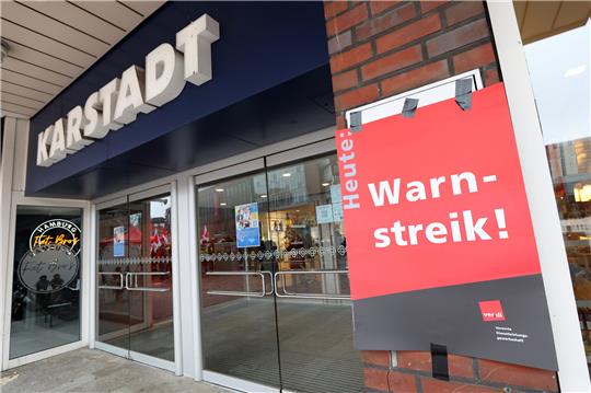 Ein Plakat mit der Aufschrift "Warnstreik" ist am Eingang zum Galeria-Karstadt-Kaufhaus in Hamburg-Harburg zu sehen. Beschäftigte aller Hamburger Galeria-Warenhäuser sind am Samstag in einen ganztägigen Warnstreik getreten. Foto: Bodo Marks/dpa