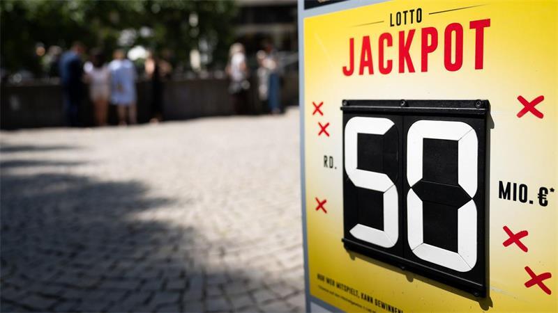 Ein Plakat vor einem Kiosk weist auf den Lotto-Jackpot von 50 Millionen Euro hin. (Symbolbild)
