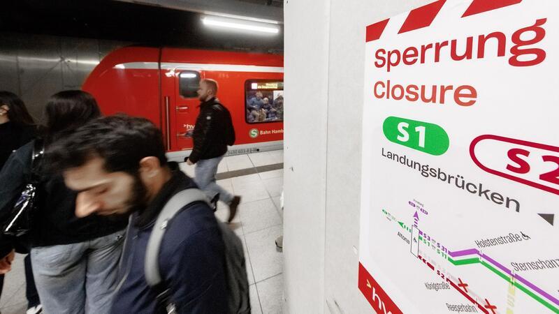 Sperrung des Citytunnels für Hamburger S-Bahn beendet Ein Plakat weist im Hauptbahnhof auf die Sperrung von S-Bahnlinien zwischen Hauptbahnhof und Landungsbrücken wegen der Erneuerung von Gleisen im Citytunnel ab Montag hin.