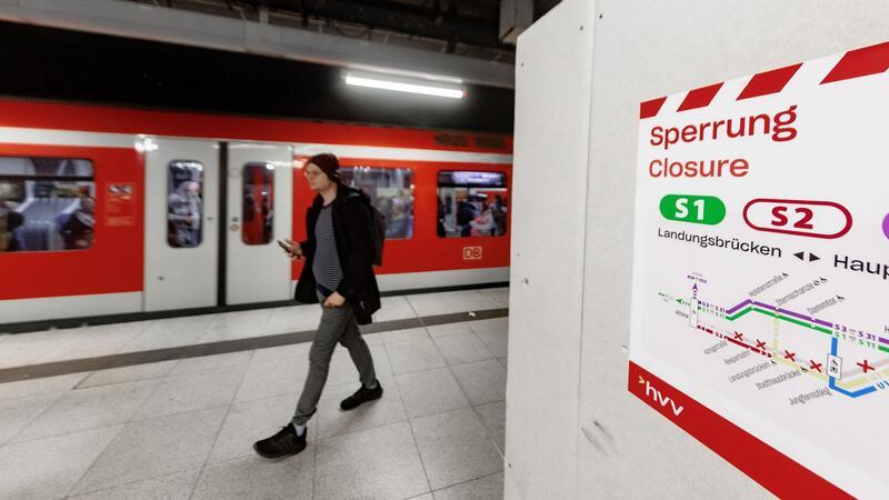 Ein Plakat weist im Hauptbahnhof auf die Streckensperrung hin.
