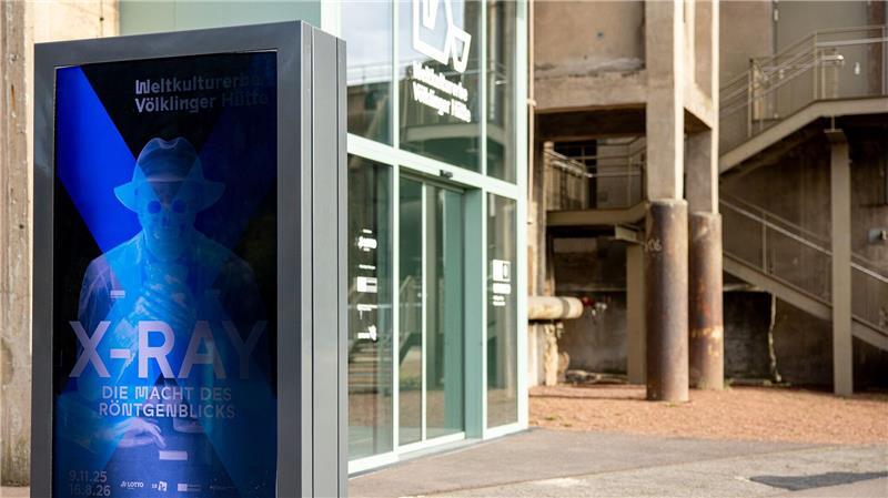 Röntgenblick in Völklingen – Ausstellung zeigt Unsichtbares Ein Plakat wirbt für die Ausstellung in der Völklinger Hütte.