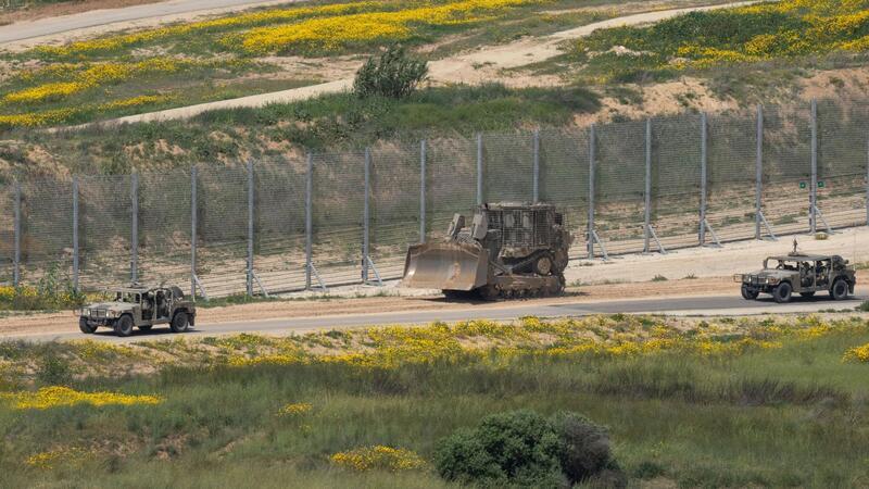 Ein Planierraupe der israelischen Armee ist in der Nähe der Grenze zum Gazastreifen zu sehen: Israel errichtet Berichten zufolge eine Kontrollstation.