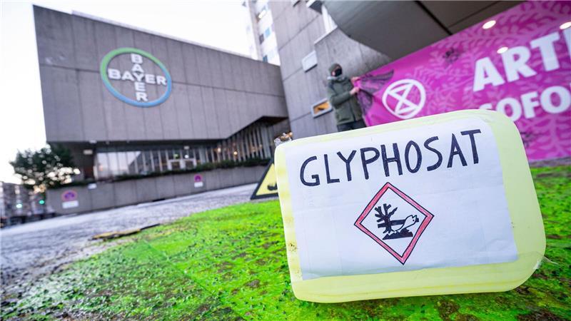 Ein Plastikcontainer mit der Aufschrift „Glyphosat“ bei einer Protestaktion vor dem Eingang des Chemiekonzerns Bayer. (Archivbild)