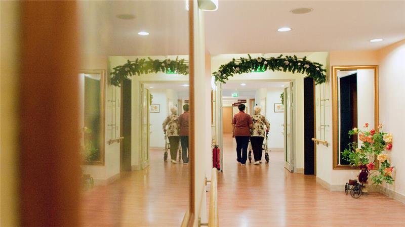 Eltern-Unterhalt: Wenn Kinder fürs Pflegeheim zahlen sollen Ein Platz im Seniorenheim kann mitunter die finanziellen Möglichkeiten von Seniorinnen und Senioren übersteigen. Verdienen deren Kinder gut, können sie stattdessen zur Kasse gebeten werden.
