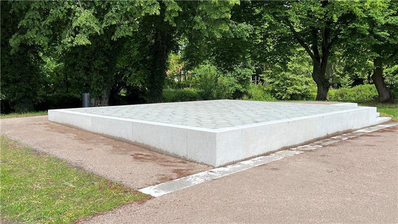 Ein Podest bietet Platz für Konzerte und Lesungen.