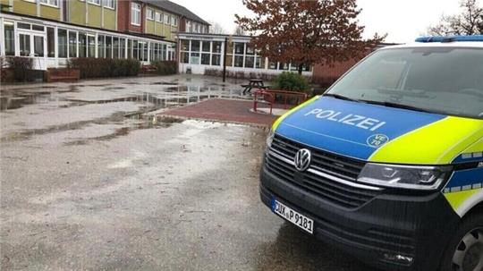 Ein Polizei-Großaufgebot war an der Cuxhavener Schule vor Ort.