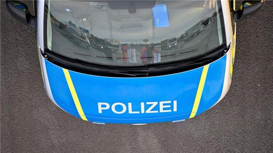 Ein Polizeiauto bei einem Einsatz.