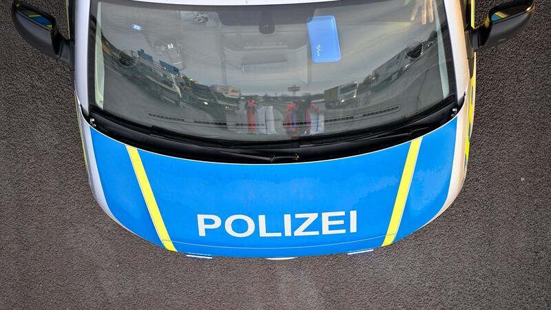 Ein Polizeiauto bei einem Einsatz.