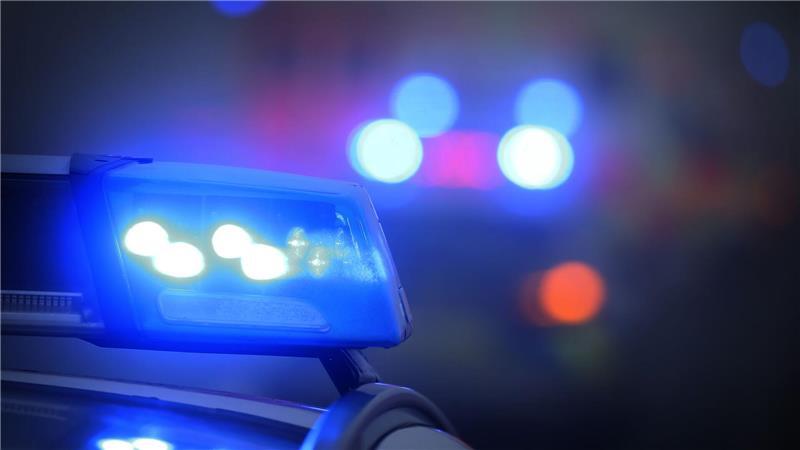 Ein Polizeiauto mit eingeschaltetem Blaulicht. 