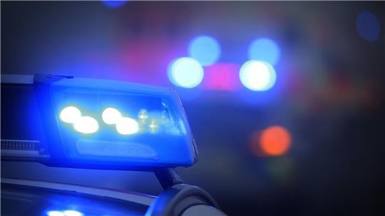 Ein Polizeiauto mit eingeschaltetem Blaulicht. 