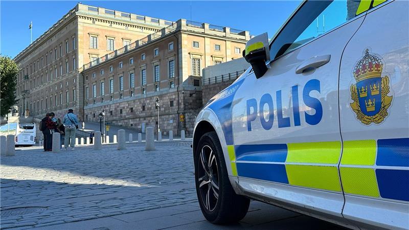 Ein Polizeiauto steht im Herzen von Stockholm vor dem Königsschloss. Nicht weit von dem Schloss entfernt befindet sich auch der Park Kungsträdgården. (Illustration)