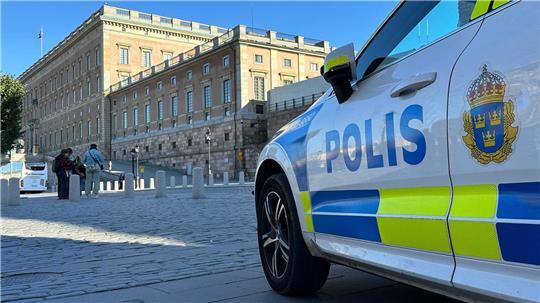 Ein Polizeiauto steht im Herzen von Stockholm vor dem Königsschloss. Nicht weit von dem Schloss entfernt befindet sich auch der Park Kungsträdgården. (Illustration)