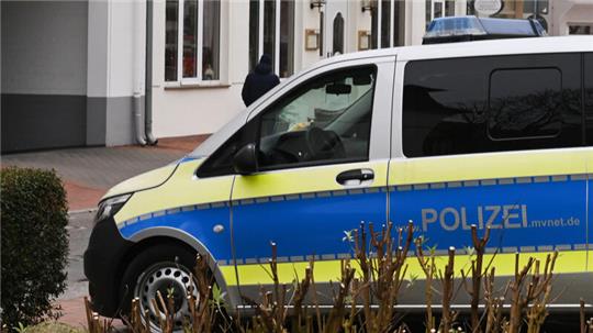 Ein Polizeiauto steht vor dem Hotel im Ostseebad Heringsdorf.