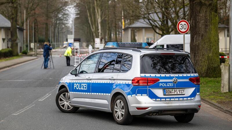 Bundeswehrsoldat soll vier Menschen erschossen haben Ein Polizeiauto vor der Von-Düring-Kaserne in Rotenburg. Ein Bundeswehrsoldat steht im Verdacht, vier Menschen erschossen haben.