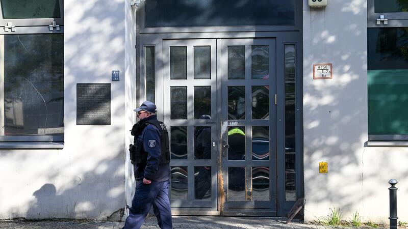 Ein Polizeibeamter an der Berliner Synagoge, die Ziel eines Anschlags war.