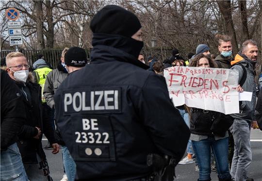Ein Polizeibeamter beobachtet in Berlin im März dieses Jahres auf der Straße des 17. Juni Teilnehmer an der Demonstration von Rechtsextremisten und Reichsbürger. Foto: Paul Zinken/dpa-Zentralbild/dpa