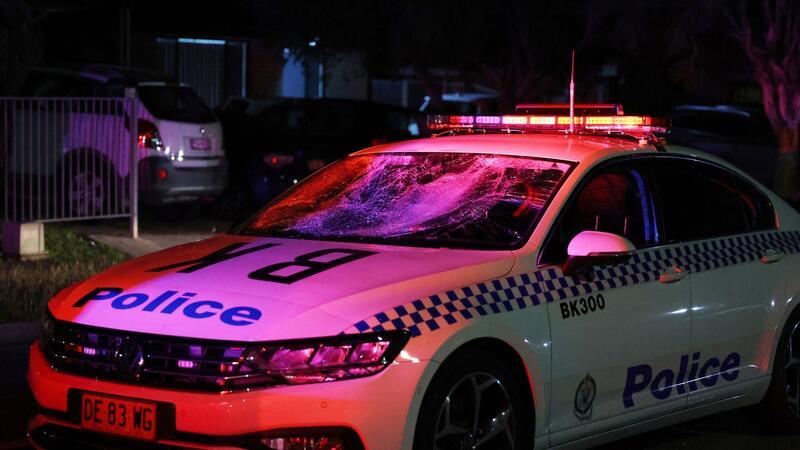 Ausschreitungen nach Terrorangriff auf Bischof in Sydney Ein Polizeifahrzeug mit zertrümmerter Windschutzscheibe.