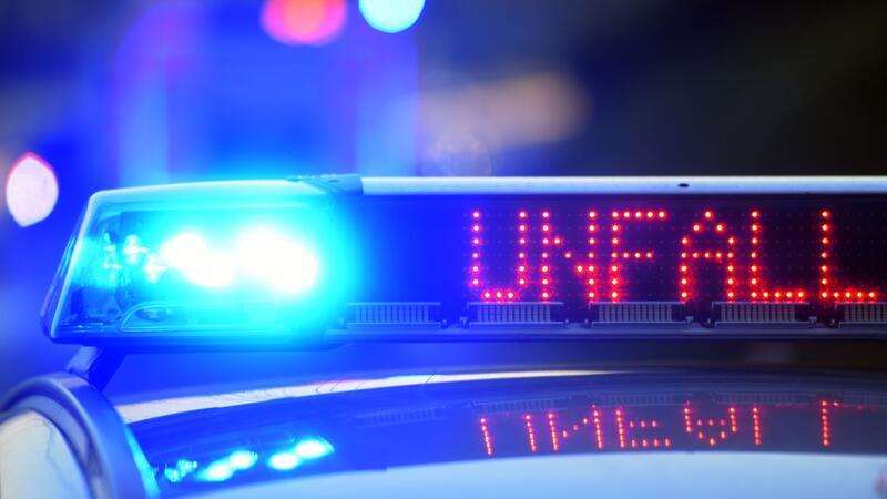 Ein Polizeifahrzeug steht an einer Unfallstelle.