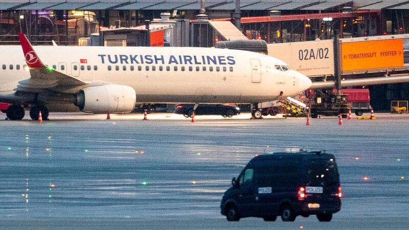 Geiselnahme auf Hamburger Flughafen beendet - Stader Kind befreit Ein Polizeifahrzeug steht auf dem Flughafen vor einem Flugzeug, an dem ein Auto mit einem Geiselnehmer steht. Foto: Daniel Bockwoldt/dpa