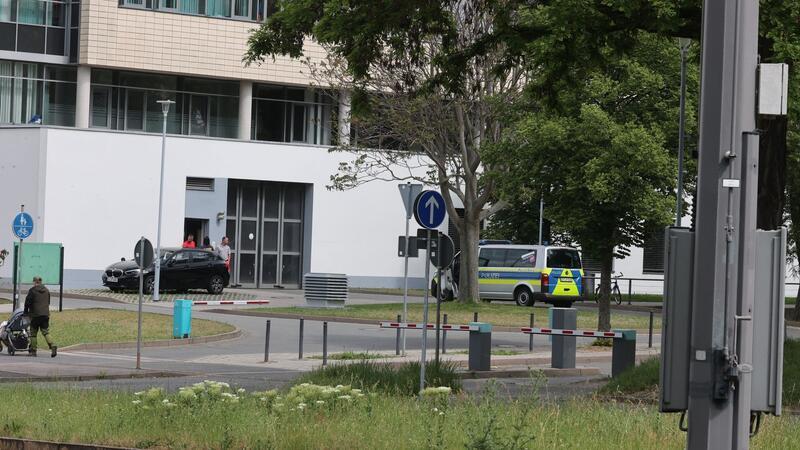 Halle-Attentäter verweigert ärztliche Behandlung in Klinik Ein Polizeifahrzeug steht vor dem Klinikum in Erfurt.