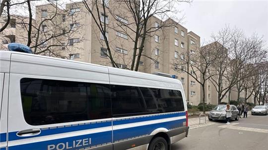 Ein Polizeifahrzeug steht vor einem Mehrfamilienhaus in Stadtteil Kreuzberg.