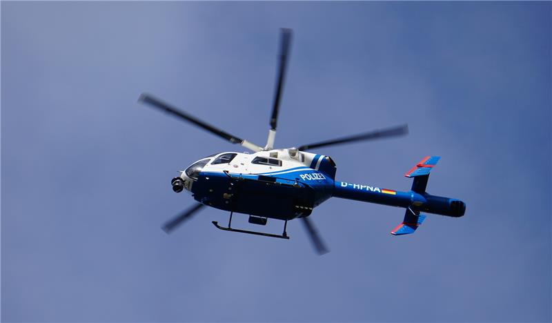 Mutmaßlicher Schläger ruft selbst die Polizei – Suche nach Opfer Ein Polizeihubschrauber kreist in der Luft. Symbolfoto: Bode