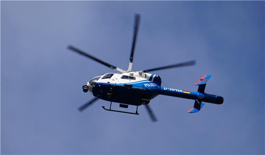Ein Polizeihubschrauber kreist in der Luft. Symbolfoto: Bode