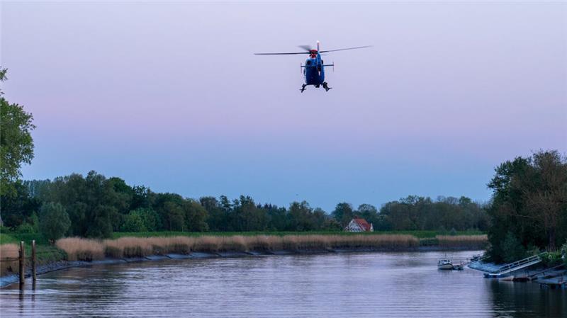 Ein Polizeihubschrauber sucht die Oste nach Arian ab.