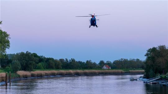 Ein Polizeihubschrauber sucht die Oste nach Arian ab.