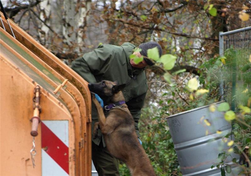 Ein Polizeihund sucht nach Spuren im Fall der getöteten Kristin K. Foto: TAGEBLATT Archiv