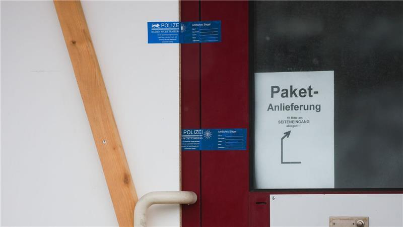 Ein Polizeisiegel sperrt einen Tatort in einer Firma in St. Johann in Baden-Württemberg ab.