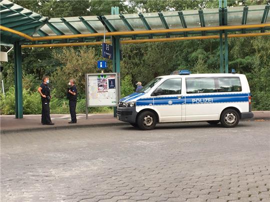 Ein Polizeiwagen am Stader Busbahnhof (Archivbild).