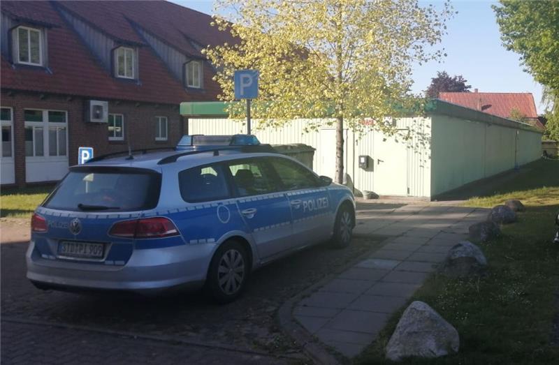 Ein Polizeiwagen an der Asylunterkunft in Apensen. Foto: Polizei