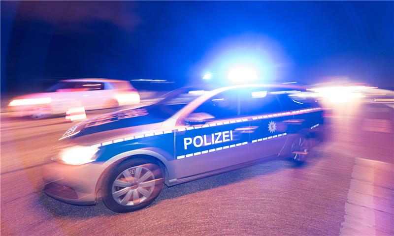 Ein Polizeiwagen ist auf dem Weg zu einem Einsatz. Symbolbild: dpa