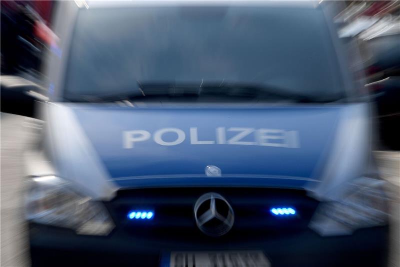 Zwei schwere Unfälle und ein Betrunkener Lasterfahrer auf der A1 Ein Polizeiwagen mit eingeschaltetem Blaulicht.