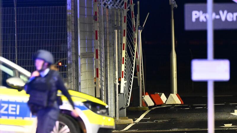Ein Polizeiwagen steht in der Nähe der beschädigte Schranke.