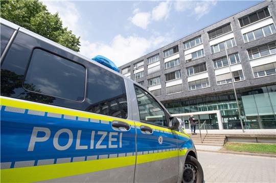 Ein Polizeiwagen steht vor dem Polizeipräsidium Frankfurt.