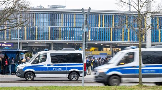 Ein Polizeiwagen steht vor dem Spiel vor dem Stadion.