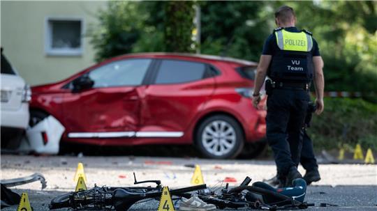 Ein Polizist an der Unfallstelle in Dinslaken