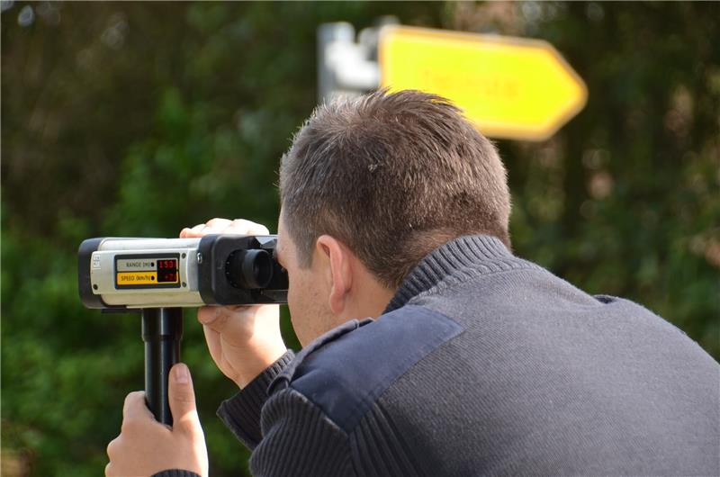 Zu viele Autofahrer auf „Abkürzung“: Landkreis blitzt verstärkt in Groß Hove Ein Polizist bei einer Geschwindigkeitskontrolle. Foto: Polizeiinspektion Stade