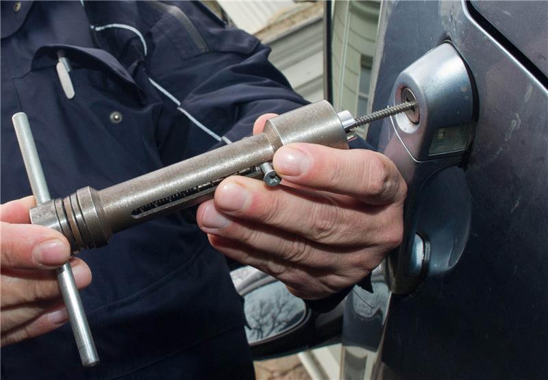 Autodiebstähle im Landkreis Stade: Das ist aus den Fällen geworden Ein Polizist demonstriert mit einem Ziehfix, dem Standardwerkzeug eines Autodiebes, wie ein Autodieb vorgeht. Foto: Patrick Pleul/dpa-Zentralbild/dpa