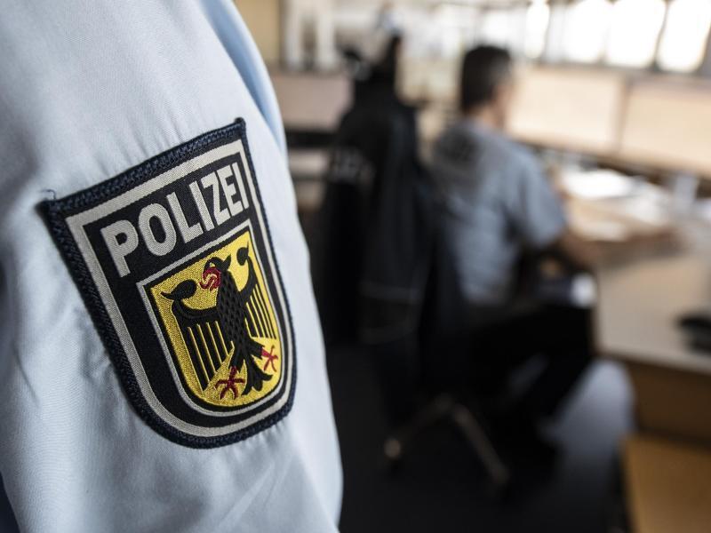 Ein Polizist der Bundespolizei steht in einer Leitstelle. Foto: Boris Roessler/dpa/Symbolbild