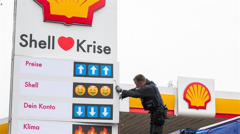 Ein Polizist entfernt von Aktivisten angebrachte Schriftzüge.