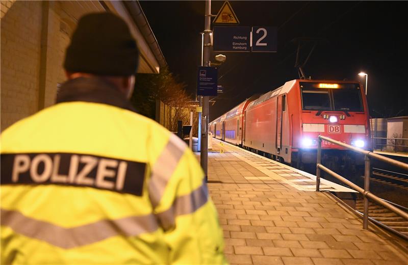 Ein Polizist ist auf einem Bahnsteig vom Bahnhof Brokstedt bei einem Regionalzug im Einsatz. Bei einer Messerattacke in einem Regionalzug von Kiel nach Hamburg sind zwei Menschen getötet und mehrere verletzt worden. Die Tat ereignete sich nach Angaben der Bundespolizei kurz vor 15 Uhr vor der Ankunft des Zuges im Bahnhof Brokstedt im Kreis Steinburg. Foto: Jonas Walzberg/dpa