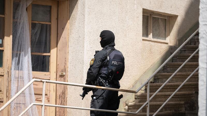 Fall Prinz Reuß: Razzia in der „Reichsbürger“-Szene Ein Polizist ist bei der Suche nach Beschuldigten im baden-württembergischen Althengstett im Einsatz.