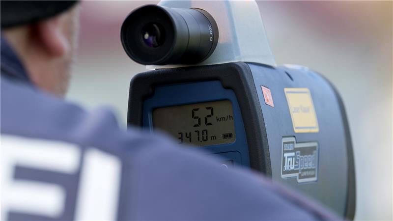 Diese Woche wird in Niedersachsen an vielen Stellen geblitzt Ein Polizist misst mit einem Lasermessgerät die Geschwindigkeit von Verkehrsteilnehmern.
