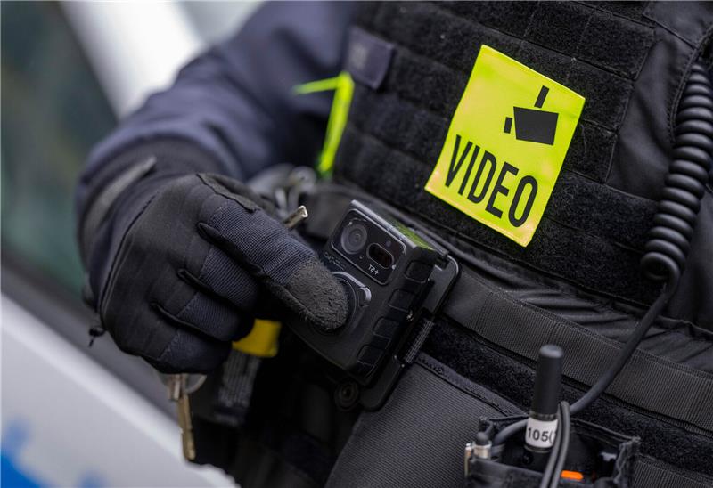Hamburgs Polizei bekommt 64 neue Bodycams Ein Polizist schaltet die Bodycam auf seiner Uniform ein (Symbolfoto). Foto: Monika Skolimowska/dpa