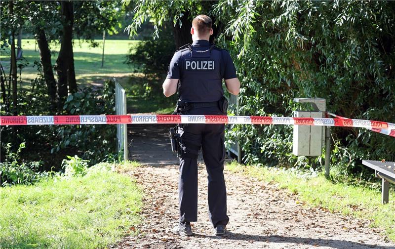 Sechsjähriger erstochen: Motiv des 14-Jährigen rätselhaft, Gutachter kommt Ein Polizist sichert den abgesperrten Fundort am See Pragsdorf ab. Foto: dpa