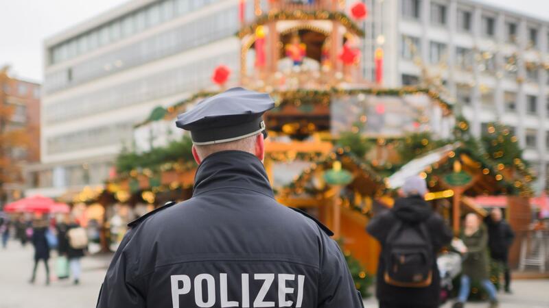 Vorsorgliche Festnahmen zeigen islamistische Terrorgefahr Ein Polizist steht an der Weihnachtspyramide am Kröpcke in Hannover. In Niedersachsen ist ein 20-Jähriger festgenommen worden, der einen Terroranschlag in der Weihnachtszeit geplant haben soll.