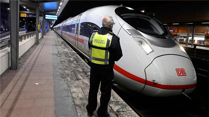 Ein Polizist steht auf einem Bahnsteig im Bahnhof Siegburg.